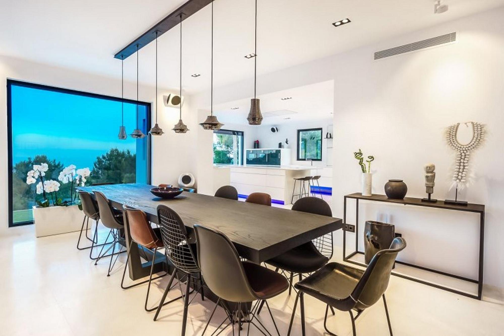 Ideal Location, Seaview